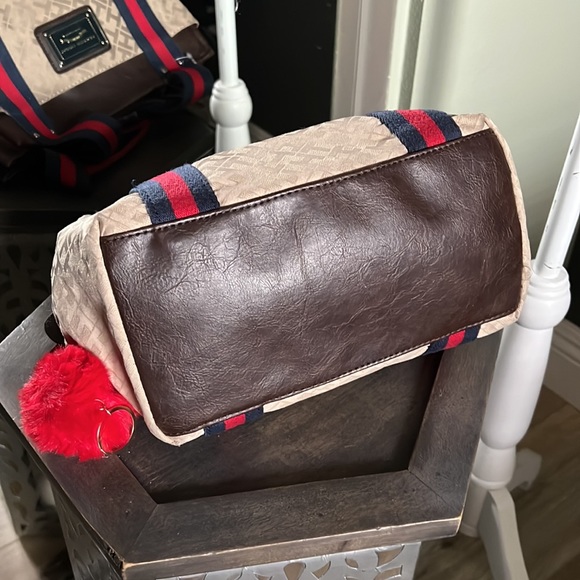 1 hour sale. Tommy Hilfiger, purse, with free red puff keychain - Picture 5 of 12